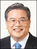 우동기(교육공무원/전대학총장/대구광역시교육청교육감)
대학수학능력시험(11월 7일)을 앞두고 우동기 대구시교육감이 지난 2일ㆍ4일ㆍ5일 교육청 간부, 교육장, 직속기관장, 학교장 등과 함께 종교계 수능 기도회에 참석해 대구수험생 고득점과 합격을 기원했다.