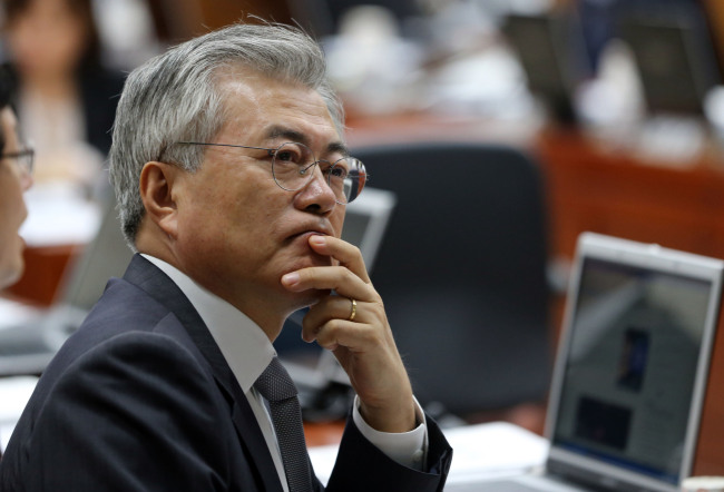 문재인(국회의원/사회기관단체인/혁신과통합상임대표)
Prosecutors have summoned Moon Jae-in, former presidential candidate of the opposition Democratic Party, for questioning as their investigation into the missing 2007 inter-Korean summit transcript nears conclusion.