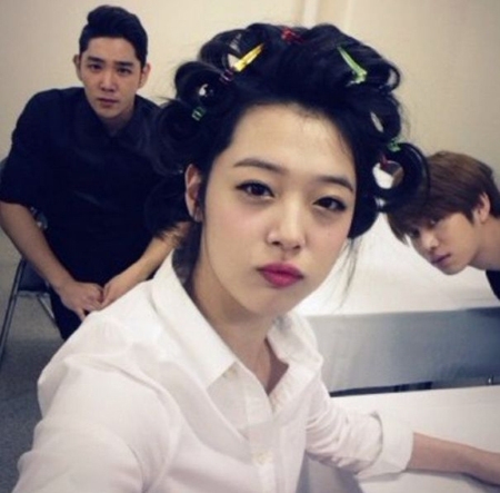강인(좌부터/김영운/가수/뮤지컬배우/슈퍼주니어/슈퍼주니어해피),설리(최진리/가수/탤런트/에프엑스),김희철(가수/탤런트/슈퍼주니어/슈퍼주니어T/M&D
에프엑스 설리 미용실 사진이 공개됐다.