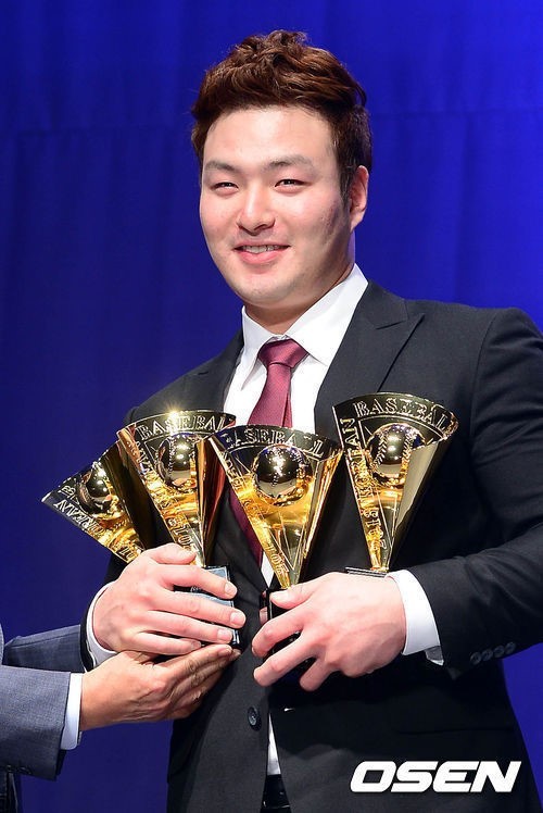 박병호(야구선수/넥센히어로즈내야수)
10년 만에 2년 연속 프로야구 MVP를 거머쥔 그는 작년에 이어 올해도 아내의 이름을 불렀다. 이번엔 고맙다는 말에 한마디를 더 보탰다. “100점 짜리 아내에게 감사한다”고. 정작 아내는 “남들이 보면 (수상 소감 때 말하라고) 시킨 줄 알겠다. 전혀 아니다. 내가 더 고맙다”며 조용히 웃었다.