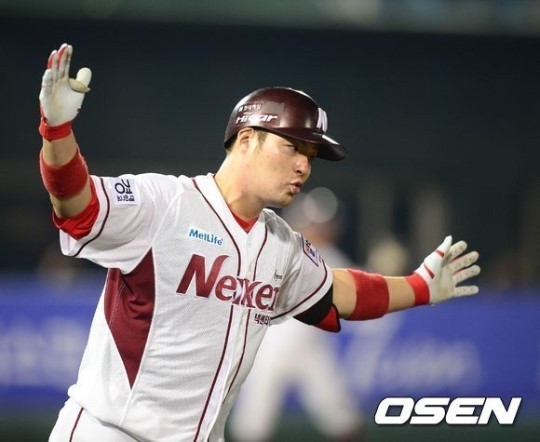 박병호(야구선수/넥센히어로즈내야수)
10년 만에 2년 연속 프로야구 MVP를 거머쥔 그는 작년에 이어 올해도 아내의 이름을 불렀다. 이번엔 고맙다는 말에 한마디를 더 보탰다. “100점 짜리 아내에게 감사한다”고. 정작 아내는 “남들이 보면 (수상 소감 때 말하라고) 시킨 줄 알겠다. 전혀 아니다. 내가 더 고맙다”며 조용히 웃었다.