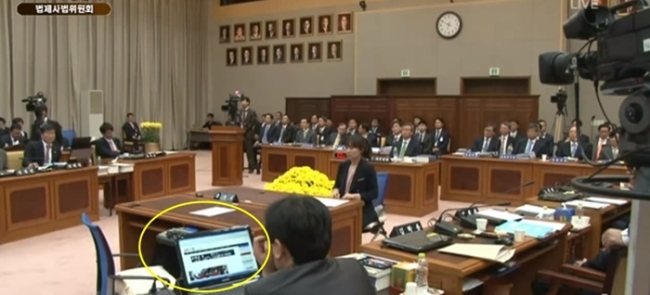 김진태(변호사/전검사/법무법인인고문변호사)
김진태 새누리당 의원(49)이 극우 성향 커뮤니티 ‘일간베스트 저장소’(이하 일베)에 접속한 사진으로 일베 의혹에 휩싸였다.