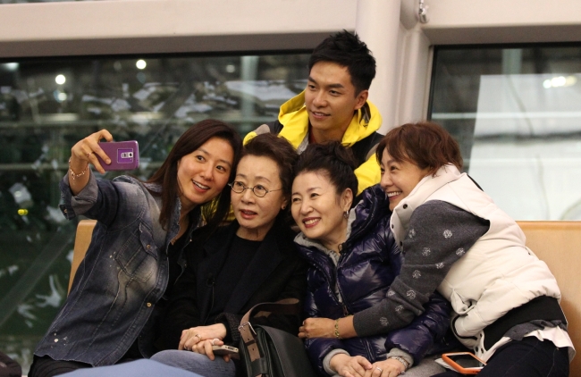 김희애(좌부터/탤런트/영화배우),윤여정(탤런트/영화배우),이승기(가수/탤런트),김자옥(탤런트/영화배우),이미연(영화배우)
나영석 PD의 새로운 배낭여행 프로젝트인 tvN ‘꽃보다 누나’<사진> 팀이 지난달 31일 자정 인천국제공항을 통해 크로아티아로 출국했다. 총 10일간의 일정 중 터키에서 비행기를 갈아타기 위해 하루를 묵고, 나머지 일정을 크로아티아에서 보낸다. 크로아티아는 요즘 한국 관광객에게 떠오르는 동유럽의 멋진 관광지다.