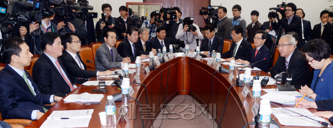 새누리당 최경환 원내대표와 원내지도부는 5일 오전 국회에서 현오석 경제부총리와 당정협의를 열고 부동산시장 활성화 법안, 외국인투자 촉진법 등 경제활성화 관련법안 처리 방안에 대해 논의하고 있다.박현구 기자phko@heraldcorp.com 2013.11.05
새누리당 최경환 원내대표와 원내지도부는 5일 오전 국회에서 현오석 경제부총리와 당정협의를 열고 부동산시장 활성화 법안, 외국인투자 촉진법 등 경제활성화 관련법안 처리 방안에 대해 논의하고 있다.박현구 기자phko@heraldcorp.com 2013.11.05
당정, 15개 경제 핵심법안 우선처리