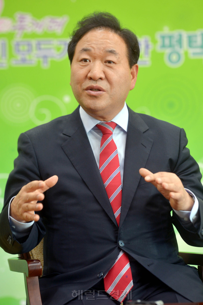 김선기 평택시장<br />김명섭 기자 msiron@heraldcorp.com
김선기 평택시장
김명섭 기자 msiron@heraldcorp.com
김선기 평택시장
김명섭 기자 msiron@heraldcorp.com
김선기 평택시장
김명섭 기자 msiron@heraldcorp.com