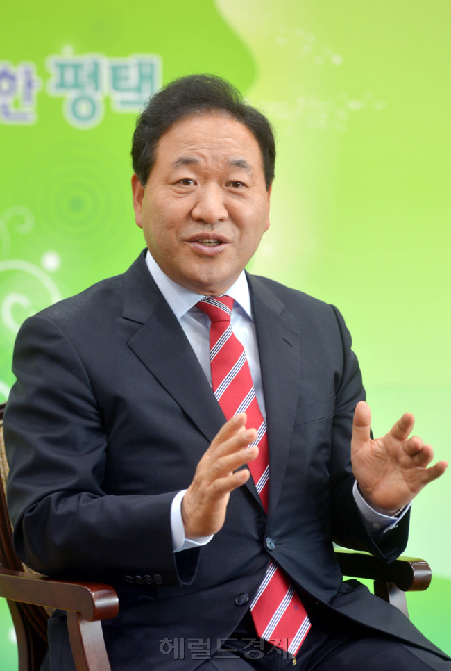 김선기 평택시장<br />김명섭 기자 msiron@heraldcorp.com
김선기 평택시장
김명섭 기자 msiron@heraldcorp.com
김선기 평택시장
김명섭 기자 msiron@heraldcorp.com
김선기 평택시장
김명섭 기자 msiron@heraldcorp.com