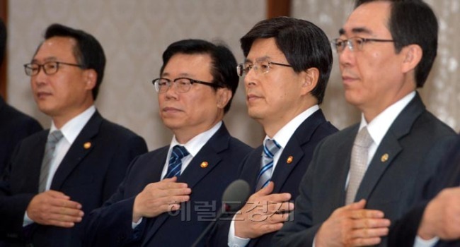 황교안(정무직공무원/전검사/법무부장관)
5일 오전 서울 세종로 정부 서울청사에서 열린 국무회의에서 황교안 법무장관과 국무위원들이 국민의례를 하고 있다. 이날 회의에서 법무부가 긴급 안건으로 상정한 ‘위헌 정당 해산 심판 청구의 건’이 심의 의결돼 통합진보당에 대한 정당해산 심판 청구안이 국무회의를 통과했다.
김명섭 기자 msiron@heraldcorp.com