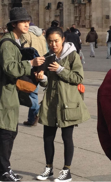 김범(좌부터/김상범/탤런트/영화배우),문근영(영화배우/탤런트)
열애를 공식 인정한 문근영과 김범이 유럽 관광지에서 커플룩 차림으로 포착됐다.