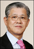 최신원(기업인/SKC대표이사회장/경기사회복지공동모금회회장/수원상공회의소회장)
SKC(011790)ㆍSK텔레시스가 경기사회복지공동모금회와 함께 5일 경기 여주에서 ‘행복나눔 사랑배달’ 봉사활동을 진행했다.