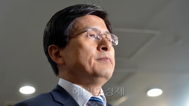 황교안(정무직공무원/전검사/법무부장관)
황교안 법무부 장관이 5일 오전 서울 세종로 정부 서울청사에서 통합진보당에 대한 정당해산 심판 청구안 국무회의 통과에 관한 발표를 하고 있다.
김명섭 기자 msiron@heraldcorp.com