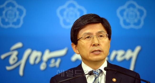 황교안(정무직공무원/전검사/법무부장관)
황교안 법무부 장관이 5일 오전 서울 세종로 정부 서울청사에서 통합진보당에 대한 정당해산 심판 청구안 국무회의 통과에 관한 발표를 하고 있다.
김명섭 기자 msiron@heraldcorp.com