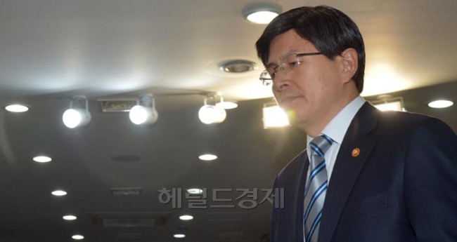 황교안(정무직공무원/전검사/법무부장관)
황교안 법무부 장관이 5일 오전 서울 세종로 정부 서울청사에서 통합진보당에 대한 정당해산 심판 청구안 국무회의 통과에 관한 발표를 하고 있다.
김명섭 기자 msiron@heraldcorp.com