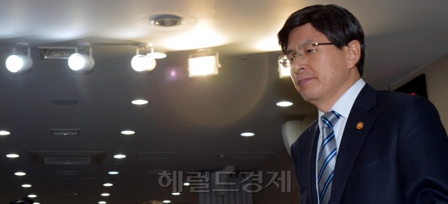 황교안 법무부 장관이 5일 오전 서울 세종로 정부 서울청사에서  통합진보당에 대한 정당해산 심판 청구안 국무회의 통과에 관한 발표를 하고 있다.<br />김명섭 기자 msiron@heraldcorp.com