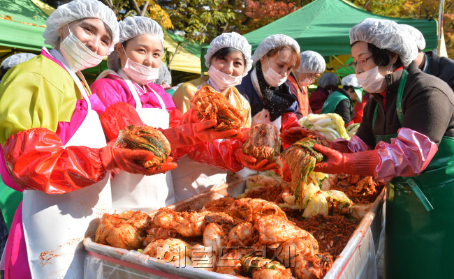 5일 오전 서울 서초구 서초구청광장에서 새마을협의회, 이마트 양재점, 비알코리아 자원봉사자들이 참가한 가운데  다문화가정과 함께하는 어려운 이웃들의 힘겨운 겨울나기를 지원하기위한 2013 사랑의 김장 김치 담그기 행사가 열렸다. 이날 담근김치는 관내 저소득층 350세대와 불우이웃시설에 전달할 예정이다.<br />이상섭 기자. babtong@heraldcorp.com 2013.11.05
5일 오전 서울 서초구 서초구청광장에서 새마을협의회, 이마트 양재점, 비알코리아 자원봉사자들이 참가한 가운데  다문화가정과 함께하는 어려운 이웃들의 힘겨운 겨울나기를 지원하기위한 2013 사랑의 김장 김치 담그기 행사가 열렸다. 이날 담근김치는 관내 저소득층 350세대와 불우이웃시설에 전달할 예정이다.
이상섭 기자. babtong@heraldcorp.com 2013.11.05
5일 오전 서울 서초구 서초구청광장에서 새마을협의회, 이마트 양재점, 비알코리아 자원봉사자들이 참가한 가운데  다문화가정과 함께하는 어려운 이웃들의 힘겨운 겨울나기를 지원하기위한 2013 사랑의 김장 김치 담그기 행사가 열렸다. 이날 담근김치는 관내 저소득층 350세대와 불우이웃시설에 전달할 예정이다.
이상섭 기자. babtong@heraldcorp.com 2013.11.05
5일 오전 서울 서초구 서초구청광장에서 새마을협의회, 이마트 양재점, 비알코리아 자원봉사자들이 참가한 가운데  다문화가정과 함께하는 어려운 이웃들의 힘겨운 겨울나기를 지원하기위한 2013 사랑의 김장 김치 담그기 행사가 열렸다. 이날 담근김치는 관내 저소득층 350세대와 불우이웃시설에 전달할 예정이다.
이상섭 기자. babtong@heraldcorp.com 2013.11.05