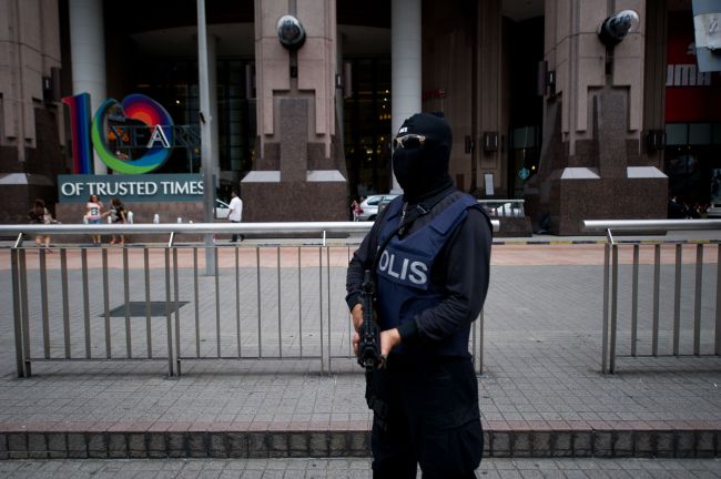 A Malaysian special policeman stands guard during a press conference called “Op Cantas Khas” outside a shopping mall in downtown Kuala Lumpur.   AFP-Yonhap News