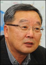 이재영(공기업인/연구인/한국토지주택공사사장)
이재영 LH(한국토지주택공사) 사장은 지난 6월 취임 이후 기회가 있을 때마다 “부채를 줄이는 데 최선을 다하겠다”는 의지를 보였다. 그는 취임 일성을 통해 “박근혜 정부의 핵심 주택 정책인 ‘행복주택’을 주도적으로 추진하겠다”고 하면서도 “판촉활동을 강화하는 등으로 부채를 늘리지 않는 방법을 찾고 있다”고 했고, 취임 100일엔 기자간담회 자리에서 “재무구조를 개선하는데 모든 역량을 집중하고 있다”고 재차 강조했다.