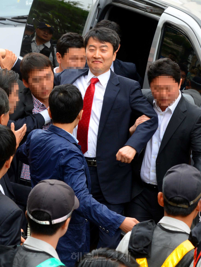 이석기(국회의원/통합진보당국회의원)
정부가 헌정 사상 최초로 정당해산 심판 청구를 결정한 것은 통합진보당 핵심 관계자들의 시대착오적 이적행위가 결정적 계기가 됐다. 현역 국회의원이 포함된 반국가 행위가 국정원과 검찰에 적발되면서 여론의 공분을 일으킨 결과인 셈이다. 다만 정부가 ‘이석기 등 RO 내란음모 사태’ 외에 진보당의 강령을 문제 삼은 점과 재판이 진행 중인 사건과 관련된 사안을 헌법재판소로 가져간 점, 그리고 대통령 부재 중 긴급 안건으로 심판청구권을 기습처리한 점은 정치적 논란을 불러올 전망이다.