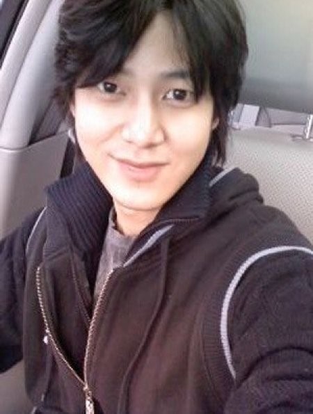 정민(정준오/탤런트/영화배우)
5일 정민의 소속사 더스카이엔터테인먼트 측은 “정민이 오는 9일 서울 강남구 청담동 애니버셔리 웨딩홀에서 항공사 승무원 오지은(34) 씨와 백년가약을 맺는다”고 밝혔다. 정민의 아내는 3살 연하로, 현재 항공사 승무원으로 근무 중인 것으로 알려졌다.