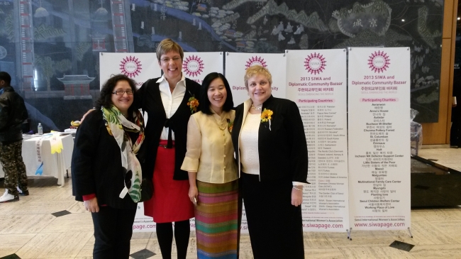 Seoul International Women’s Association President Terri Hartman (right) poses with other SIWA members during the association’s bazaar at the entrance of the Seoul Museum of History in downtown Seoul on Tuesday. From left: Pilar Perez-McKay, SIWA public relations official; Ingrid Peeters, chairwoman of SIWA’s Bazaar Committee; Nuchjaree Klongsungsorn, wife of Thai Ambassador to South Korea Kittiphong na Ranong; and Hartman.   Philip Iglauer/The Korea Herald