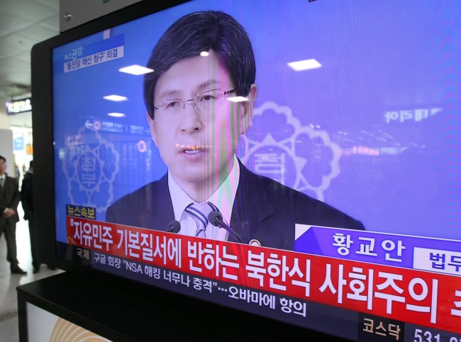 황교안(정무직공무원/전검사/법무부장관)
정부의 통합진보당 해산심판 청구안이 국무회의를 통과한 5일, 황교안 법무부 장관이 정부서울청사에서 이와 관련한 브리핑을 하고 있다. 법무부는 이날 오전 국무회의에 긴급 안건으로 '위헌 정당 해산 심판 청구의 건'을 상정했다. (연합뉴스)