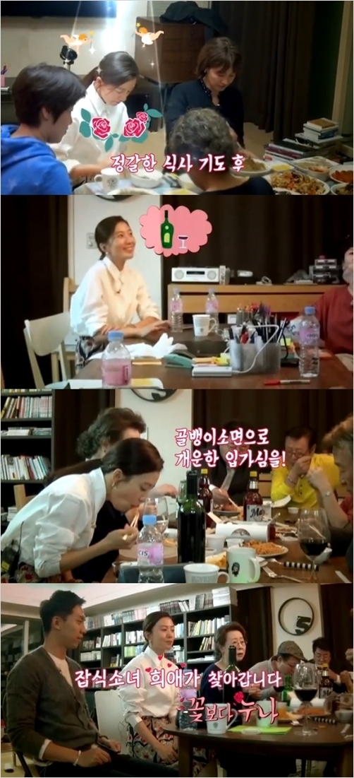 김희애(탤런트/영화배우)
꽃보다 누나’ 티저가 공개돼 누리꾼들의 흥미를 끌고 있다.
5일 tvN 배낭여행 프로젝트 2탄 ‘꽃보다 누나’의 공식 홈페이지에는 1차 티저 영상이 게재됐다.