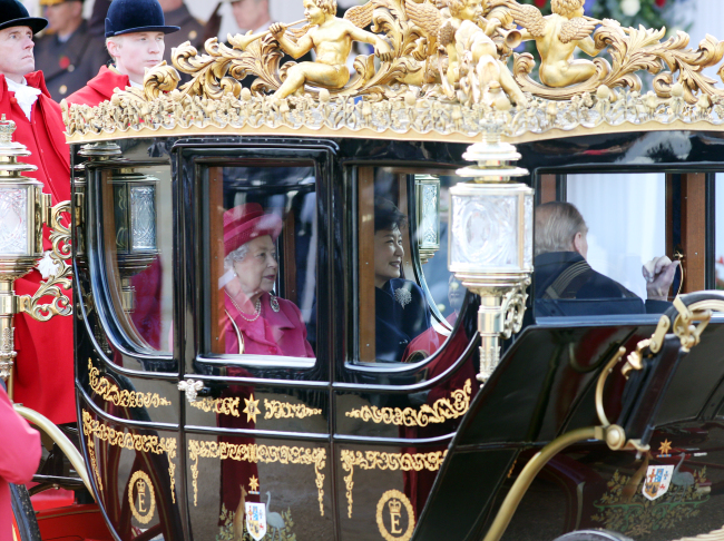 President Park Geun-hye and Britain's Queen Elizabeth II ride together in a royal coach to Buckingham Palace after attending the Horse Guards Parade in London on Tuesday. (Yonhap News)