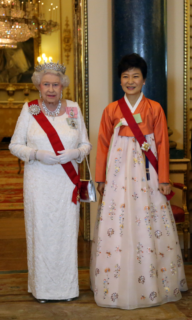 엘리자베스2세(좌부터/ElizabethII/왕가),박근혜(대통령/대한민국대통령)
President Park Geun-hye and Britain's Queen Elizabeth II pose for a photo prior to a welcoming dinner at Buckingham Palace in London. (Yonhap News)