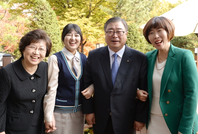 NH농협은행의 변화를 이끄는 여성 3인방인 이혜정(맨 왼쪽) 지점장ㆍ정다은(왼쪽 두 번째) 주임ㆍ이혜경(맨 오른쪽) 팀장이 오경석 서울영업본부 본부장과 서울 방이동 올림픽공원에서 향후 영업방향을 논의하는 미팅을 가졌다. 그들이 활짝 웃으면서 기념촬영을 하고 있다.	[사진제공=농협은행]