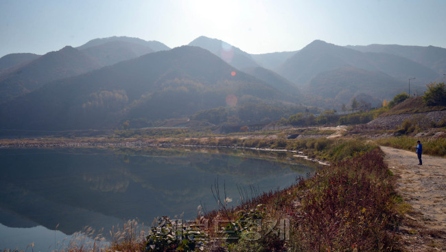 외씨버선길 열셋째길에서 바라본 남한강이 굽이치고 있다.<br />영월= 김명섭 기자 msiron@heraldcorp.com
외씨버선길 열셋째길에서 바라본 남한강이 굽이치고 있다.
영월= 김명섭 기자 msiron@heraldcorp.com
외씨버선길 열셋째길에서 바라본 남한강이 굽이치고 있다.
영월= 김명섭 기자 msiron@heraldcorp.com
외씨버선길 열셋째길에서 바라본 남한강이 굽이치고 있다.
영월= 김명섭 기자 msiron@heraldcorp.com