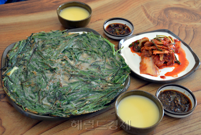 외씨버선길 열셋째길 맛집 김삿갓 주막<br />영월= 김명섭 기자 msiron@heraldcorp.com
외씨버선길 열셋째길 맛집 김삿갓 주막
영월= 김명섭 기자 msiron@heraldcorp.com
외씨버선길 열셋째길 맛집 김삿갓 주막
영월= 김명섭 기자 msiron@heraldcorp.com
외씨버선길 열셋째길 맛집 김삿갓 주막
영월= 김명섭 기자 msiron@heraldcorp.com
