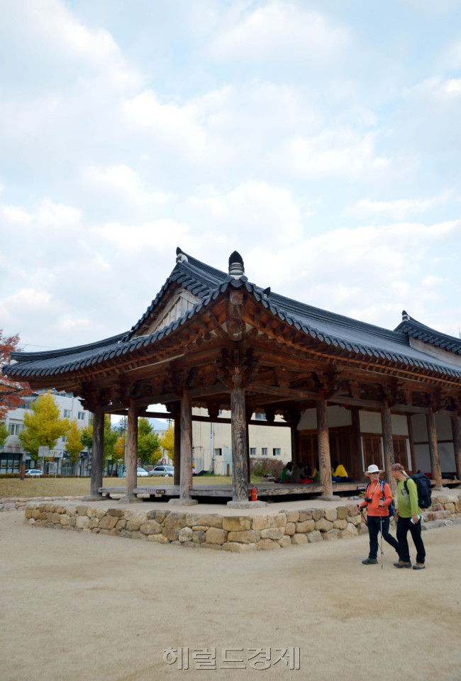 외씨버선길 첫째길 운봉관<br />청송= 김명섭 기자 msiron@heraldcorp.com
외씨버선길 첫째길 운봉관
청송= 김명섭 기자 msiron@heraldcorp.com
외씨버선길 첫째길 운봉관
청송= 김명섭 기자 msiron@heraldcorp.com
외씨버선길 첫째길 운봉관
청송= 김명섭 기자 msiron@heraldcorp.com