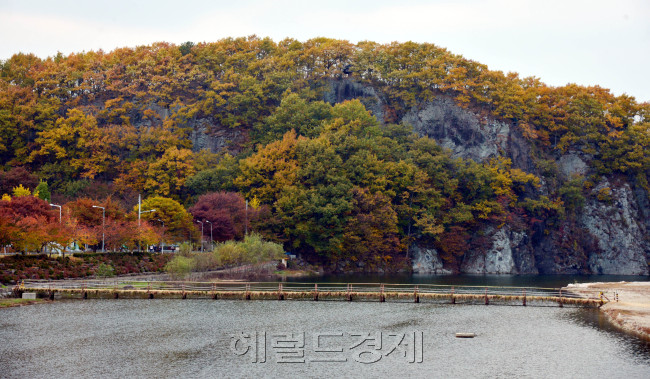 외씨버선길 첫째길에서 바라본 용전천이 단풍에 물들어 있다.<br />청송= 김명섭 기자 msiron@heraldcorp.com
외씨버선길 첫째길에서 바라본 용전천이 단풍에 물들어 있다.
청송= 김명섭 기자 msiron@heraldcorp.com
외씨버선길 첫째길에서 바라본 용전천이 단풍에 물들어 있다.
청송= 김명섭 기자 msiron@heraldcorp.com
외씨버선길 첫째길에서 바라본 용전천이 단풍에 물들어 있다.
청송= 김명섭 기자 msiron@heraldcorp.com