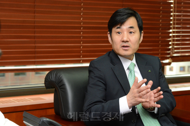 윤경은(금융인/현대증권사장)
국내 금융투자업계는 고난의 시기를 보내고 있다. 주식 거래대금 감소로 증권사의 큰 수익원이던 브로커리지(주식 위탁매매) 수익은 급감, 말 그대로 한 치 앞을 내다볼 수 없다. 국내 증권사들은 해외시장으로 눈을 돌리고 있지만 이 역시 녹록치 않다.