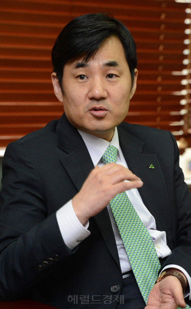 윤경은(금융인/현대증권사장)
국내 금융투자업계는 고난의 시기를 보내고 있다. 주식 거래대금 감소로 증권사의 큰 수익원이던 브로커리지(주식 위탁매매) 수익은 급감, 말 그대로 한 치 앞을 내다볼 수 없다. 국내 증권사들은 해외시장으로 눈을 돌리고 있지만 이 역시 녹록치 않다.