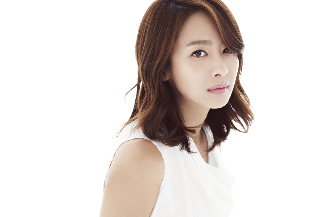 박정아(탤런트/가수)
박정아(32)가 최근 중국드라마 ‘팝콘‘ 촬영을 마치고 귀국했다. 박정아가 여주인공으로 참가한 ‘팝콘’은 내년초 중국 CCTV에서 방영될 화제의 드라마로 후반작업중이다. 박정아는 걸그룹 쥬얼리의 리더에서 연기자로 방향을 바꿨고, 최근에는 배우로 중국에까지 진출했다.