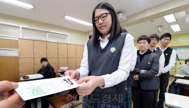 2014 대학수학능력시험을 하루 앞둔 6일 오전 서울 서초구 서초고등학교에서 3학년 학생들이 수험표를 배부 받고 있다./안훈기자 rosedale@ 2013.11.06
2014 대학수학능력시험을 하루 앞둔 6일 오전 서울 서초구 서초고등학교에서 3학년 학생들이 수험표를 배부 받고 있다./안훈기자 rosedale@ 2013.11.06
내일 수능…수험표 배부
