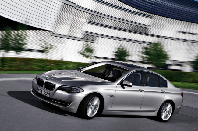 국내 수입차 판매가 3개월 만에 다시 증가세로 돌아섰다. BMW 신형 5시리즈를 비롯, 수입차 대표 모델 판매가 본격적으로 이뤄진 결과이다.