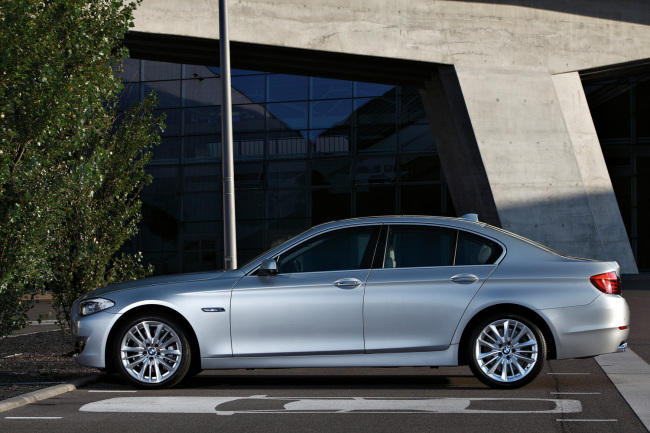 국내 수입차 판매가 3개월 만에 다시 증가세로 돌아섰다. BMW 신형 5시리즈를 비롯, 수입차 대표 모델 판매가 본격적으로 이뤄진 결과이다.