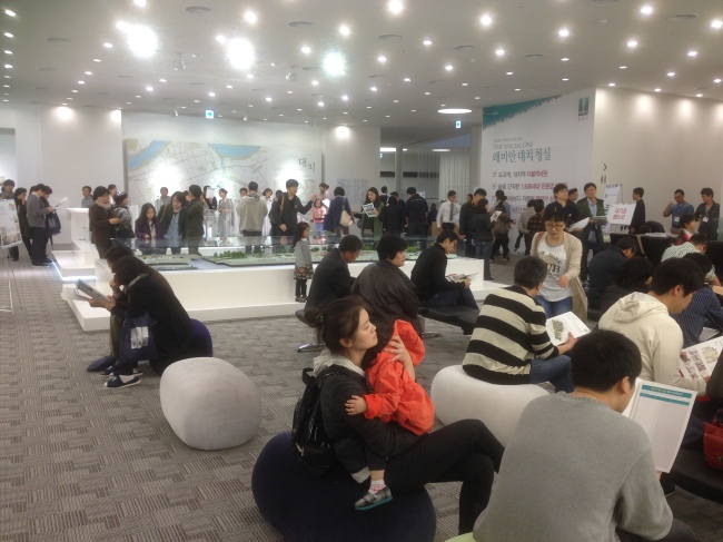 11월 대한민국 부촌인 강남에서 국내 2위 건설사인 삼성물산과 5위 대림산업, 6위 GS건설 등 메이저급 건설 3사가 분양시장의 패권을 놓고 진검승부를 펼친다. 이들은 이번 강남대전에서 승기를 잡지 못할 경우 연중 최대 성수기인 가을 분양시장에서 살아남을 수 없다며 전의를 불태우고 있다.