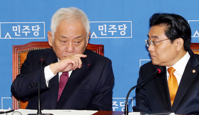 민주당 김한길 대표와 전병헌 원내대표는 6일 오전 국회 당대표회의실에서 최고위원회의를 열어 국가기관 정치개입 의혹 등 현안을 논의하고 있다. 박현구 기자phko@heraldcorp.com
민주당 김한길 대표와 전병헌 원내대표는 6일 오전 국회 당대표회의실에서 최고위원회의를 열어 국가기관 정치개입 의혹 등 현안을 논의하고 있다. 박현구 기자phko@heraldcorp.com
민주당 김한길 대표와 전병헌 원내대표가 6일 열린 최고위원회의에서 심각한 대화를 주고 받고 있다. 남북정상회담 대화록 실종과 관련한 문재인 의원의 검찰 조사, 통합진보당의 정당해산 심판 청구까지 어느 것 하나 당의 확실한 노선을 정리하기 어렵기 때문이다. 김 대표는 문 의원의 소환에 대해 “망신주기, 흠집내기라는 정치적 의도가 조금이라도 있으면 국민이 용납하기 어려울 것”이라고 말했다.  박현구 기자/phko@