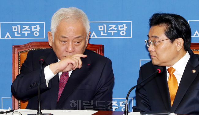 민주당 김한길 대표와 전병헌 원내대표는 6일 오전 국회 당대표회의실에서 최고위원회의를 열어 국가기관 정치개입 의혹 등 현안을 논의하고 있다. 박현구 기자phko@heraldcorp.com
민주당 김한길 대표와 전병헌 원내대표는 6일 오전 국회 당대표회의실에서 최고위원회의를 열어 국가기관 정치개입 의혹 등 현안을 논의하고 있다. 박현구 기자phko@heraldcorp.com
민주당 김한길 대표와 전병헌 원내대표가 6일 열린 최고위원회의에서 심각한 대화를 주고 받고 있다. 남북정상회담 대화록 실종과 관련한 문재인 의원의 검찰 조사, 통합진보당의 정당해산 심판 청구까지 어느 것 하나 당의 확실한 노선을 정리하기 어렵기 때문이다. 김 대표는 문 의원의 소환에 대해 “망신주기, 흠집내기라는 정치적 의도가 조금이라도 있으면 국민이 용납하기 어려울 것”이라고 말했다.  박현구 기자/phko@