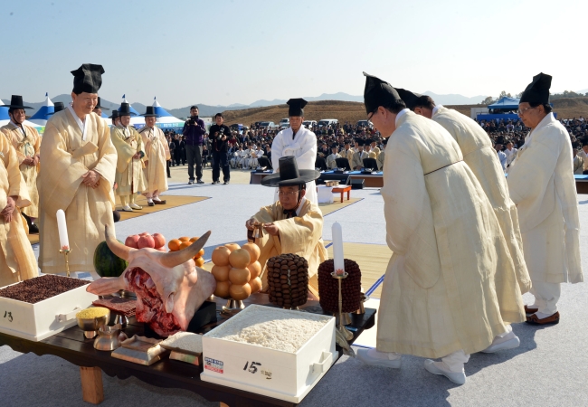 6일 도에 따르면 지난 5일 안동시 풍천면 신청사 건설현장에서 김관용 경북도지사, 주요기관 단체장, 현장 공사관계자, 희망 기와올리기 행사 도민 신청자 등 700여명이 참석한 가운데 ‘신도청 상량 및 희망 기와올리기 행사’를 가졌다.