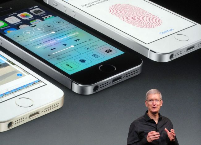 티모시쿡(TimothyCook/기업인/애플최고경영자CEO)
Apple chief executive Tim Cook praises the new iPhone 5S in Cupertino, California, Sept. 10.    AFP-Yonhap News