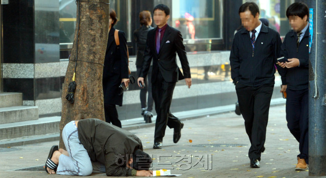 구걸체험<br />김명섭 기자 msiron@heraldcorp.com
구걸체험
김명섭 기자 msiron@heraldcorp.com
