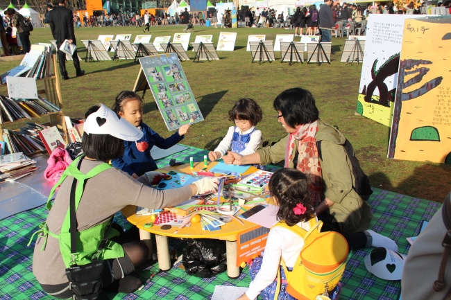 Young readers participate in the Seoul Book Festival last year.   BRcomm., Inc.