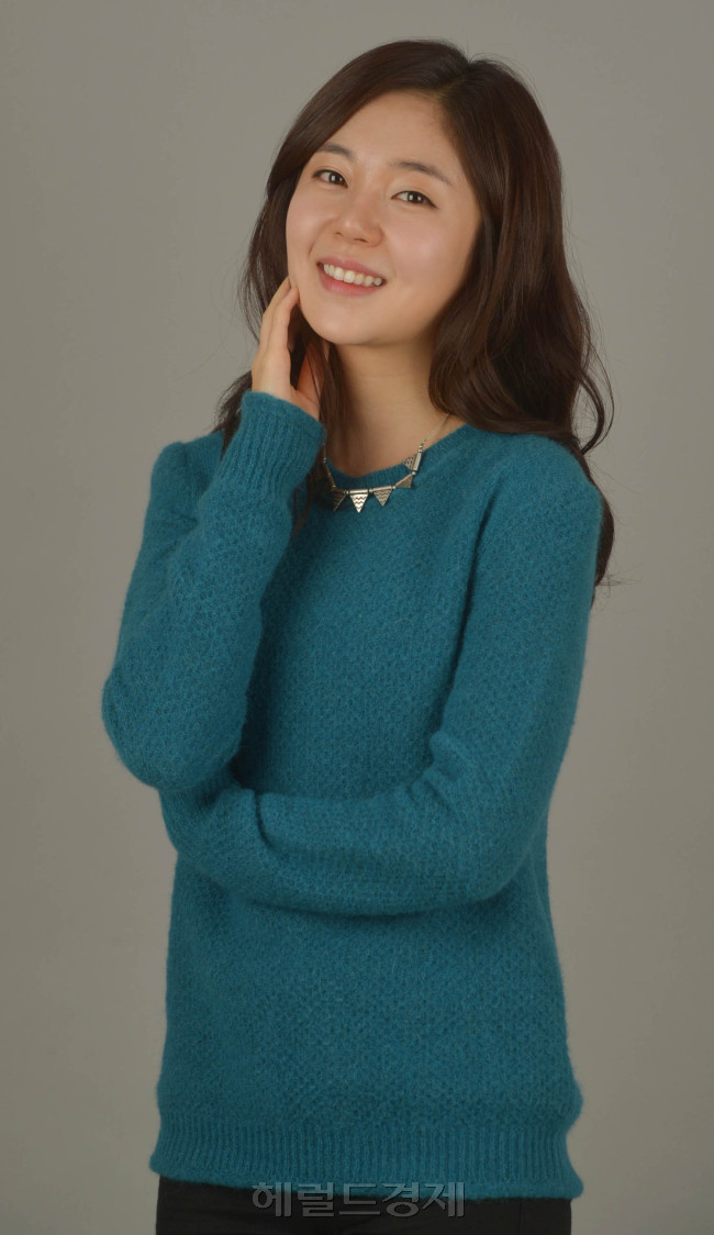 백진희(영화배우/탤런트)
더이상 착하고 순해빠진 몽현(MBC ‘금나와라 뚝딱’)은 없다. 결혼 후 바가지 긁는 아내로 돌변하기도 했지만, 이만하면 지고지순 캐릭터의 왕좌에 오를 만했다. 일단은 여기까지다. 데뷔 5년차, 배우 백진희의 연기인생에 불현듯 악역 하나가 날아들었다. 지금은 순둥이 ‘단골’이지만 언젠가는 악역을 해보리라는 생각도 했다. 단지 “아직은 좀 급한 게 아닌가” 하는 부담이 함께 왔다.