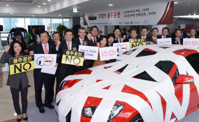 Pernod Ricard Korea CEO Jean-Manuel Spriet (fifth from left) poses with Saenuri Party lawmaker Hong Ji-man (fourth from left) and other participants ahead of a conference promoting drunk driving prevention at the National Assembly Hall in Yeouido, Seoul, Tuesday.   Pernod Ricard