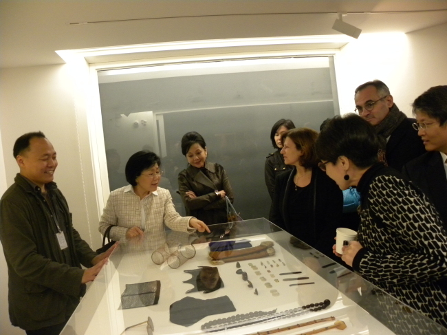 Members of CQ and CICI president Choi Jung-wha (second from left) view a collection of Joseon-period men’s accessories on display at “Po, the Seonbi Spirit in Clothing,” exhibition at Areumjigi Culture Keepers Foundation building in Tongui-dong, Seoul, Tuesday.   CICI