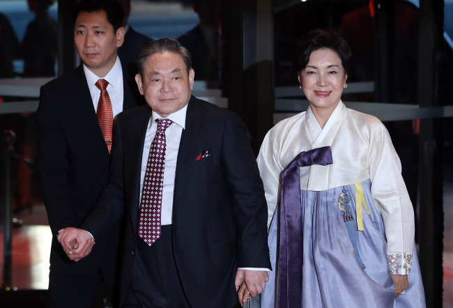 이건희(좌부터/기업인/국제기관단체인/삼성전자회장),홍라희(미술인/리움관장)
Samsung Electronics chairman Lee Kun-hee was ranked 97th on Bloomberg’s list of the world’s 200 richest people.