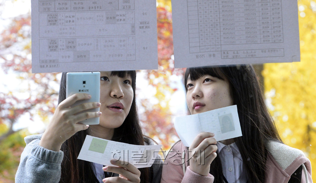 2014학년도 대학수학능력시험 예비소집일인 6일 오전 서울 중구 정동에 위치한 이화여자고등학교를 찾은 수험생들이 진지한 표정으로 고사장 배치표를 살펴보고 있다.
